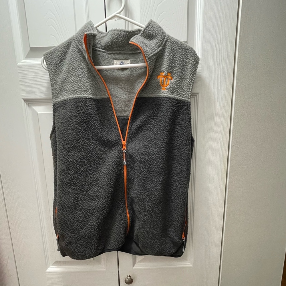 Two-Toned Gray Volunteer Traditions Fleece Vest